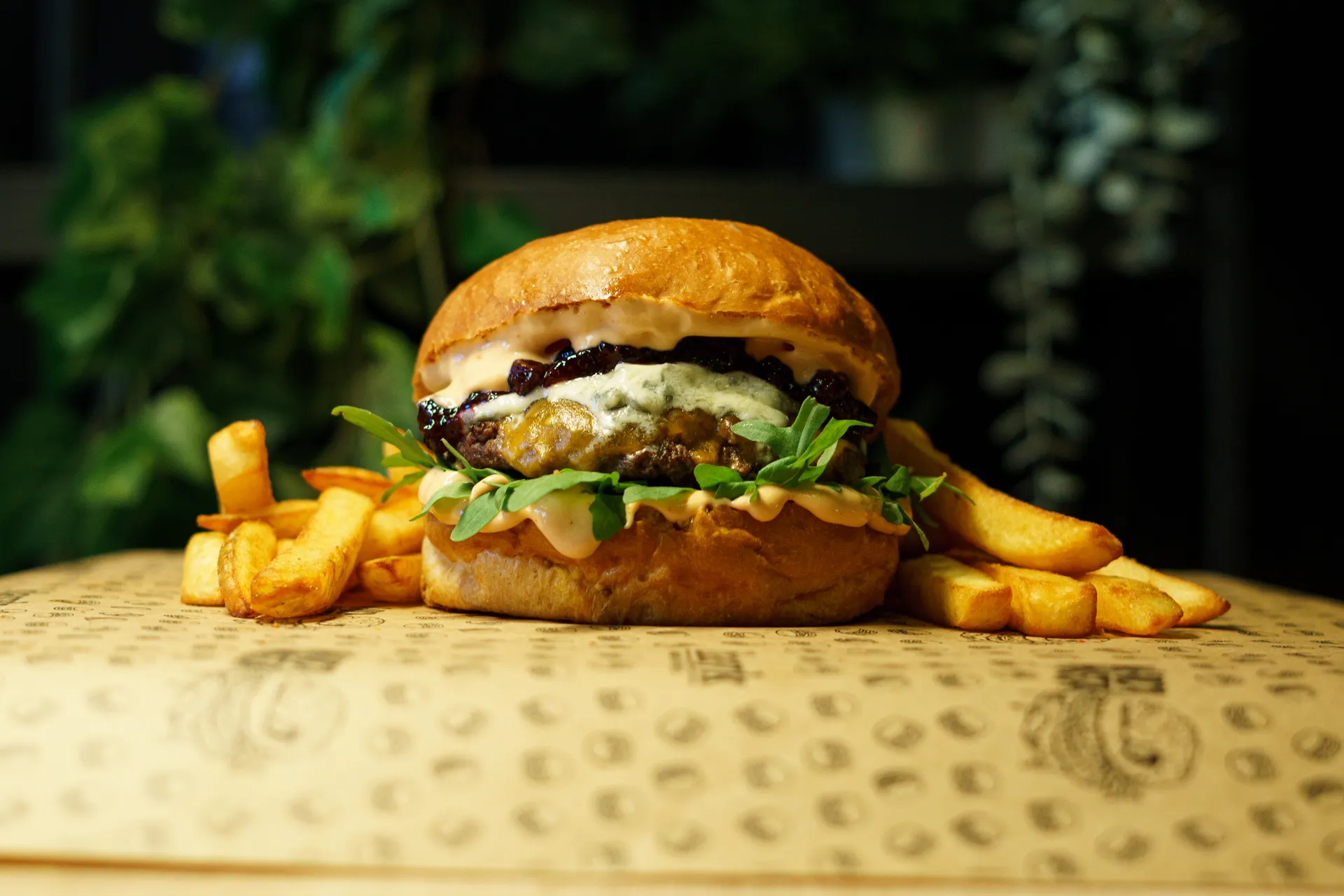 Burger Black Honey z gorgonzolą i marmoladą z czarnej porzeczki – Klasyk Grudziądz